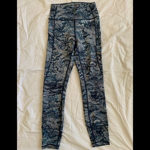 Lululemon in movement leggings size 4 blue paisley